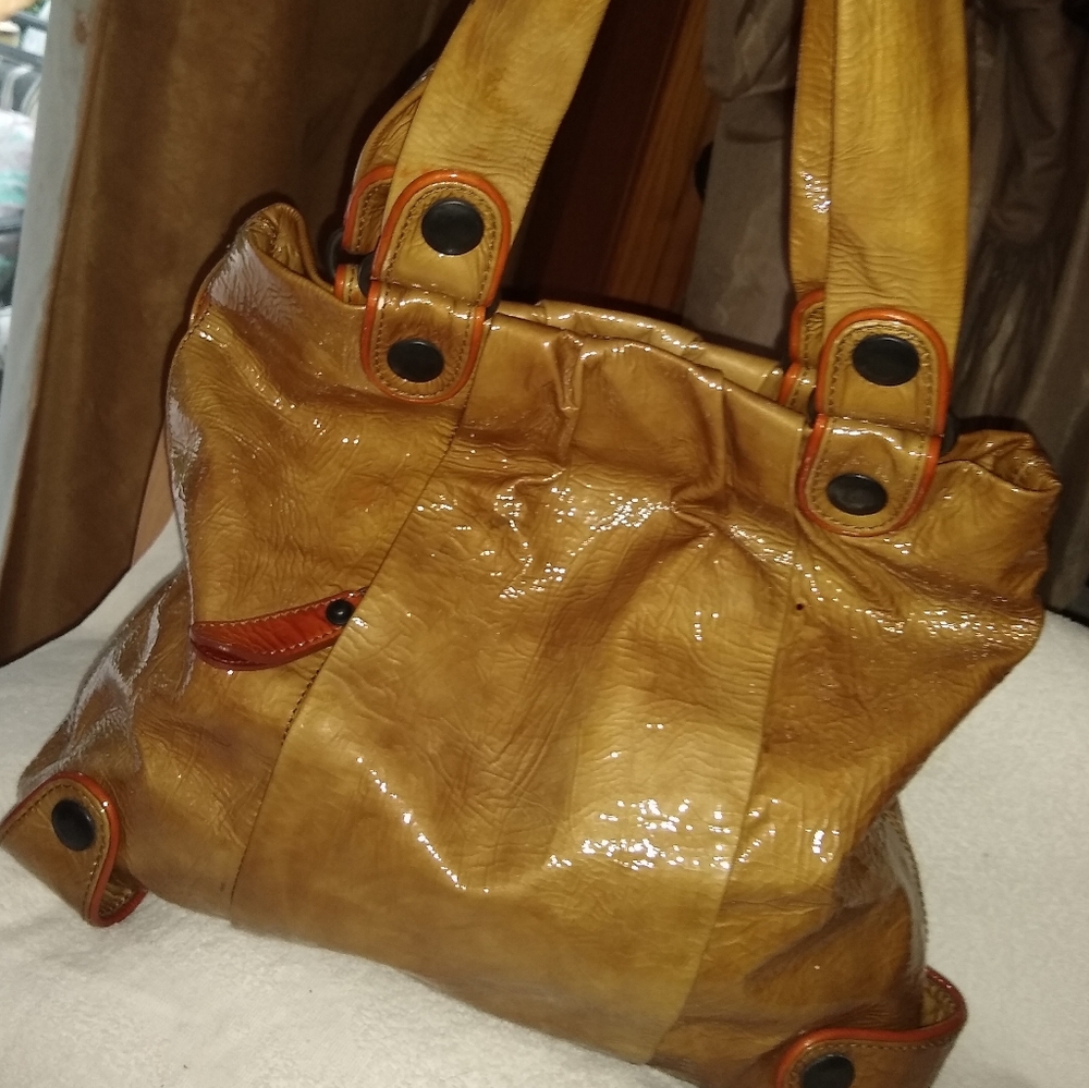 Kale patent leather shoulder bag.